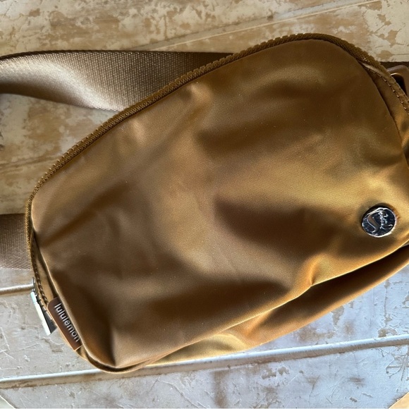 New Lululemon Everywhere Belt Bag 1L Burnt Caramel - Picture 2 of 10
